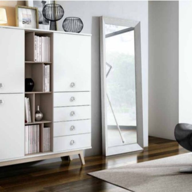 ¿Qué mueble tiene un interior versátil y funcional?