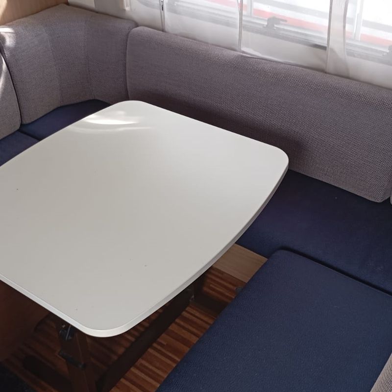 ADRIA AVIVA 495 LM - CARAVAN INN - COMEDOR