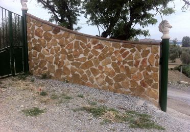 Cerramiento de parcelas con placas acabadas en piedra natural.