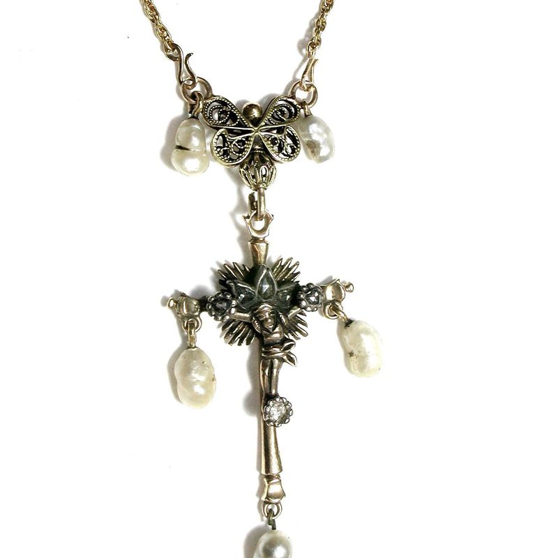Colgante Crucificado en oro con vistas de plata, diamantes y perlas. S.XIX: Catálogo de Antigua Joyeros