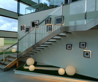 Barandilla de acero inoxidable montada en escalera de diseño de vivienda:  de Icminox