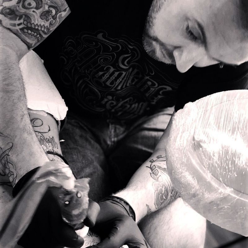 Sice Lettering: Tatuadores de Corona Tattoo Gallery