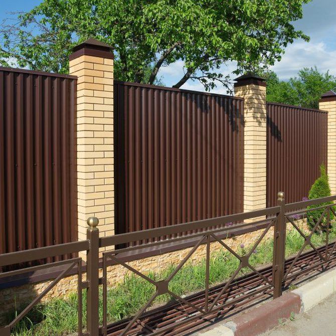 Seguridad y elegancia en vallas para comunidades y chalets
