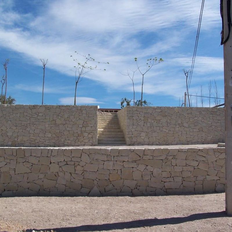 Muro y escalera en piedra blanca de Novelda (Almorqui)