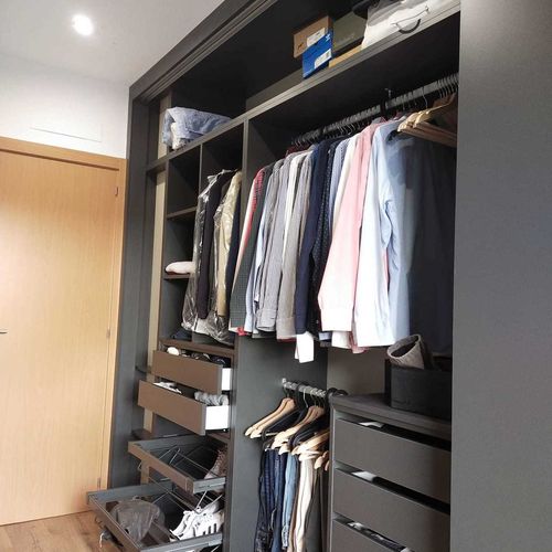 INTERIOR ARMARIO TONOS GRISES CAJONERA Y ZAPATERO EXTRAÍBLE