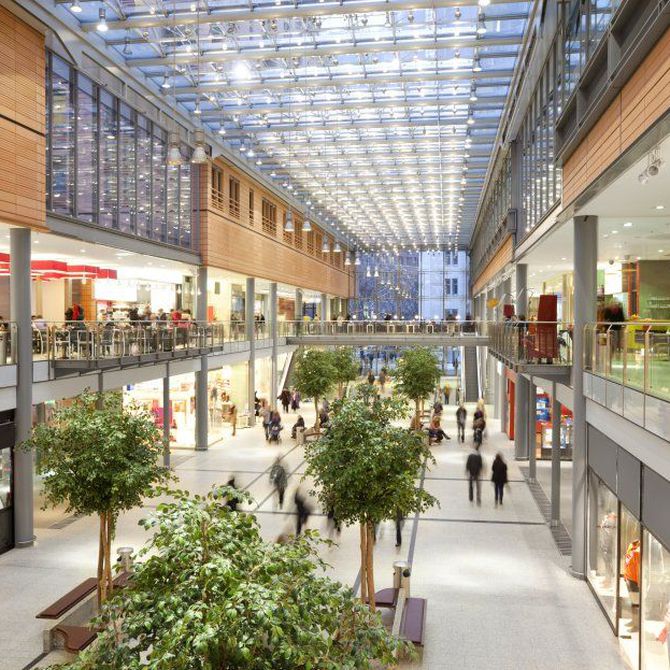 La importancia de una limpieza en un centro comercial