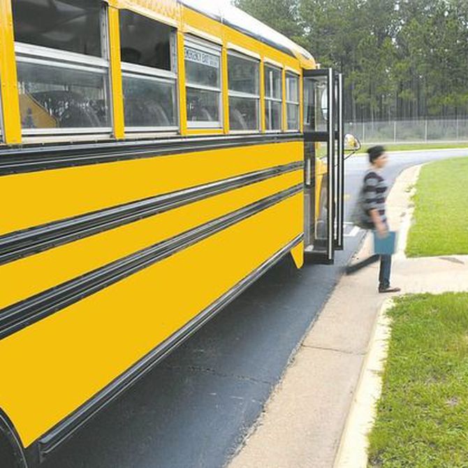 ¿Cómo debe realizarse el transporte escolar?