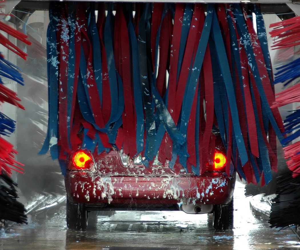 Túnel de lavado o a presión, ¿qué daña menos la pintura de tu coche?