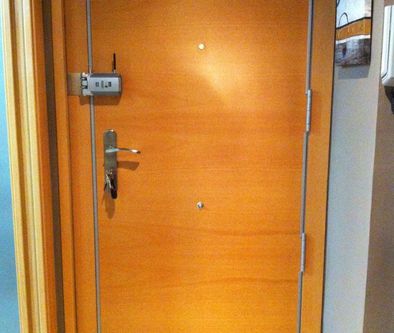 Cómo colocar una cerradura invisible en la puerta