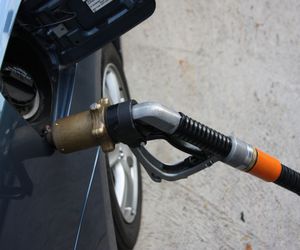 Consejos para ahorrar combustible mientras conduces
