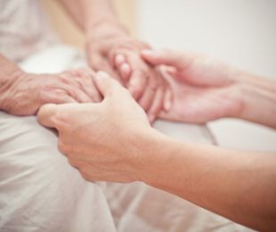 Cuidadores nocturnos: Seguridad y compañía a personas mayores en horas críticas