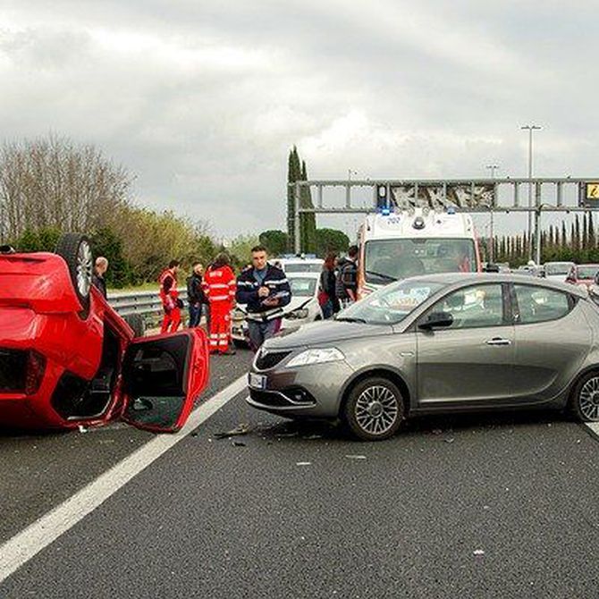 ¿En qué consiste la omisión de socorro tras un accidente?