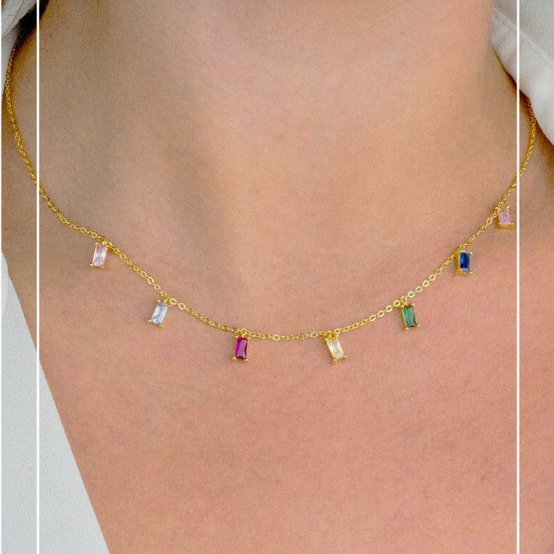 Gargantilla en plata de ley con circonitas de colores engastadas colgando: Catálogo de Joyería Izquierdo