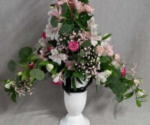 centro clasico, flor de lys, en tonos rosas y blancos en base alta