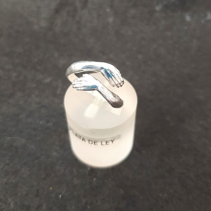 Anillo de abrazo en plata de ley: Catálogo de Joyería Izquierdo