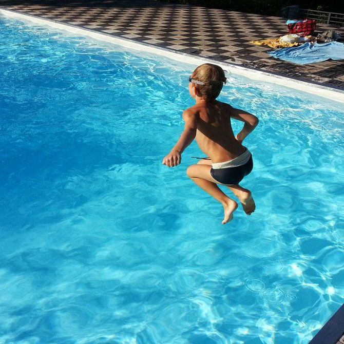 Beneficios y precauciones de las piscinas con niños