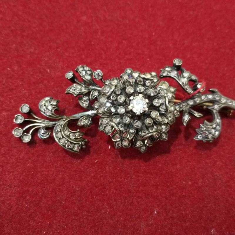 Broche floral de oro de 18k, vistas en plata y diamantes.: Catálogo de Antigua Joyeros