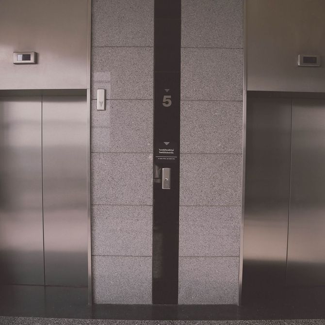 El incómodo silencio del ascensor