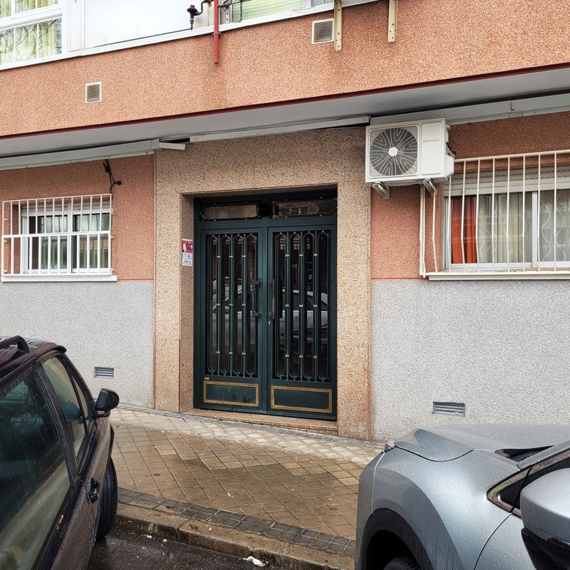 Piso en Pico de Almanzor, 3 habitaciones, cocina, salón, 1 baño. Mucha luz:  de Vicente Palau Jiménez - Agente Inmobiliario
