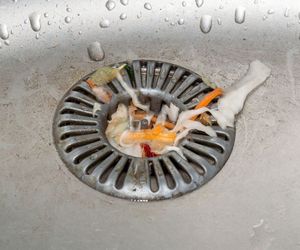 ¿Por qué se atasca el fregadero de la cocina?