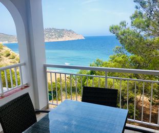 Apartment with 2bedrooms and sea views(one of them open to the living room)