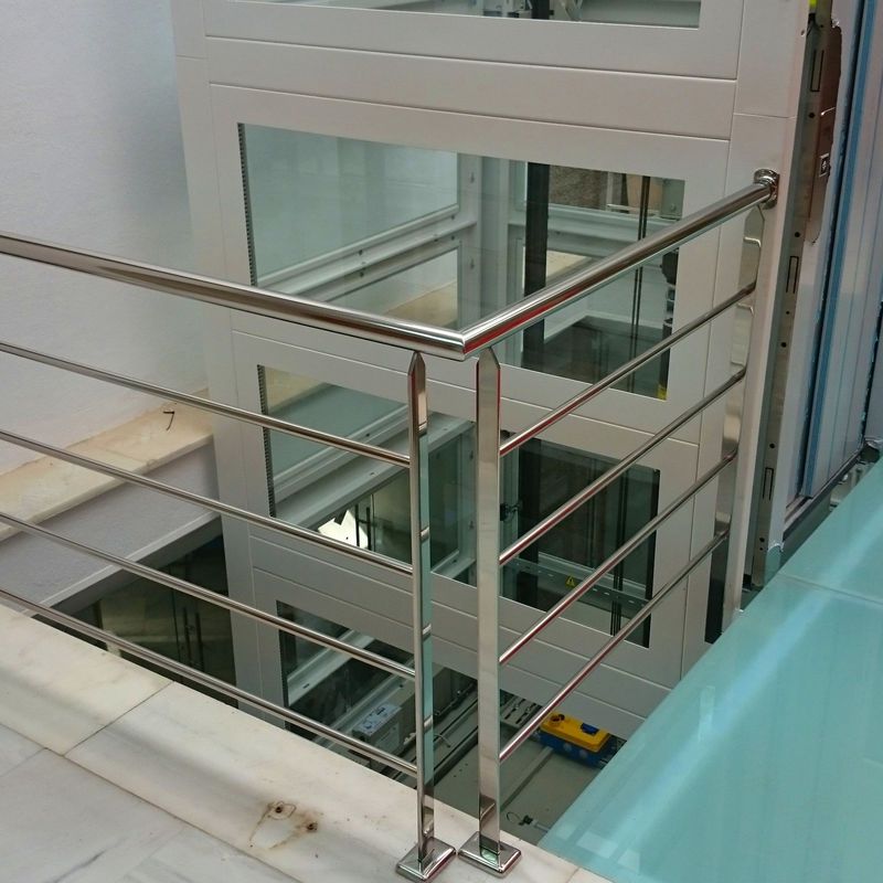 Barandilla de acero inoxidable diseñada en pasarela de acceso a ascensor montada para empresa privada