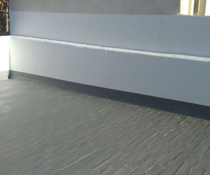Aplicación de imprimación al suelo y paredes. Impermeabilización del suelo con caucho color gris, reforzado con malla de fibra de vidrio entre manos }}