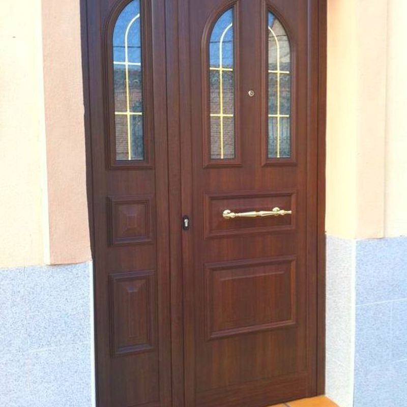 Puerta clásica con vidriera