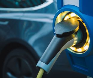 ¿Dónde se deben instalar puntos de recarga de coches eléctricos por ley?