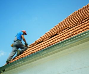 ¿Qué funciones cumple los aislantes en los tejados?