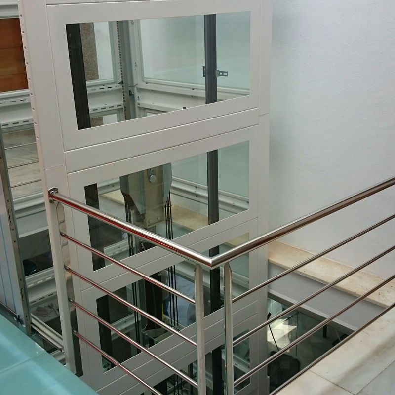 Barandilla de acero inoxidable diseñada en pasarela de acceso a ascensor para empresa privada.