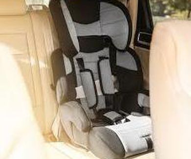 Reposacabezas en las sillas del coche para bebés.