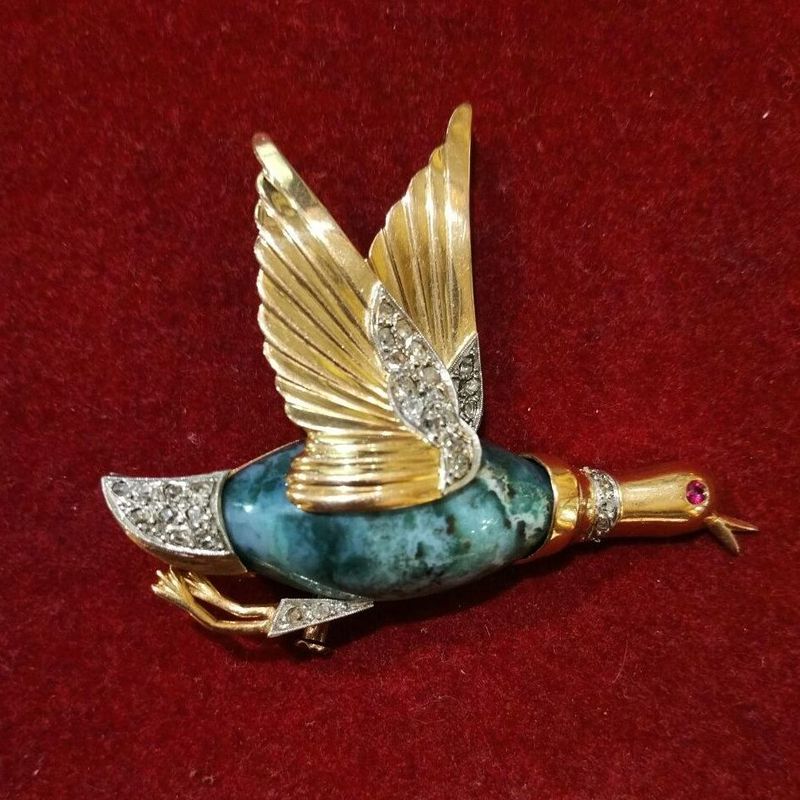 Broche con ave en oro de 18k, ágata, diamantes y rubí.: Catálogo de Antigua Joyeros
