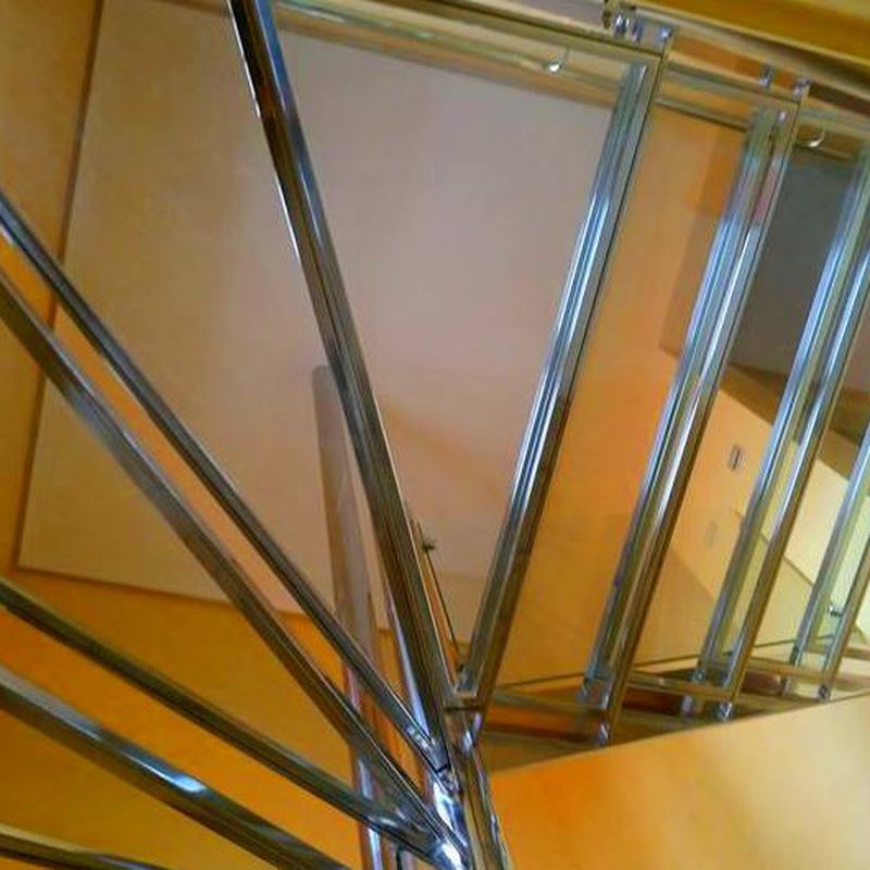 Escalera de acero inoxidable y vidrio diseñada y fabricada a medida para vivienda particular