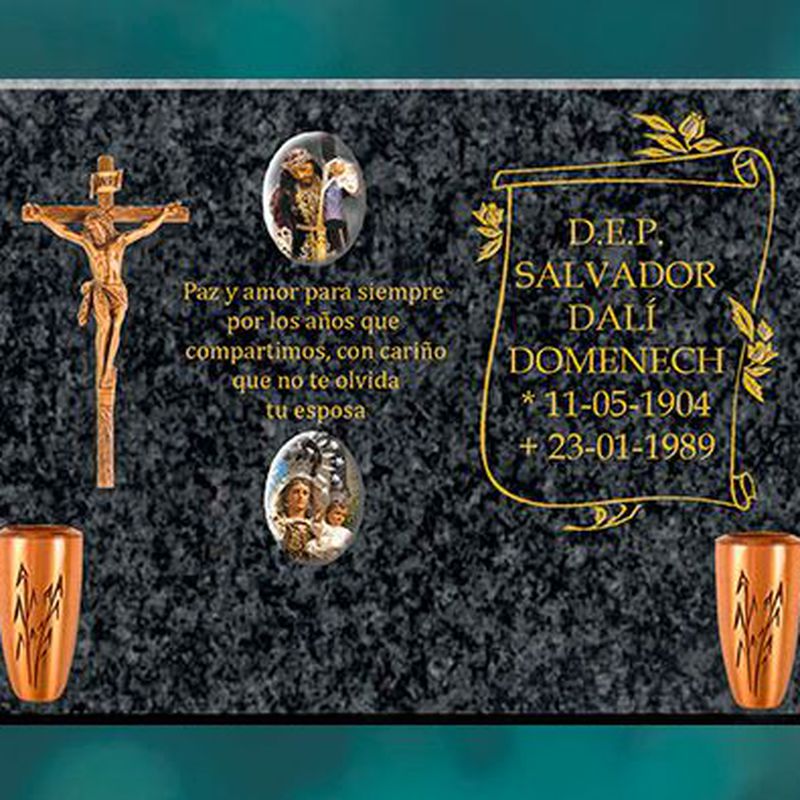 Lápidas negro Sudáfrica: Productos y servicios de Funeraria El Platero