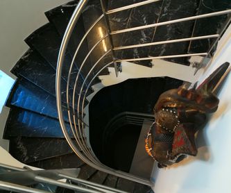 Pasamanos de acero inoxidable con diseño adaptado a escalera estrecha.:  de Icminox
