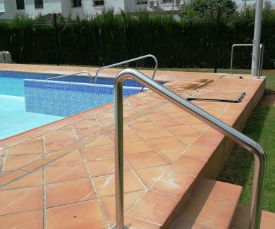 Barandilla de acero inoxidable para piscina de comunidad de vecinos.