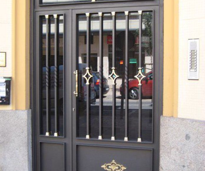 Puertas de portal: Catálogo de C.L.M. Cerrajeros Segovia