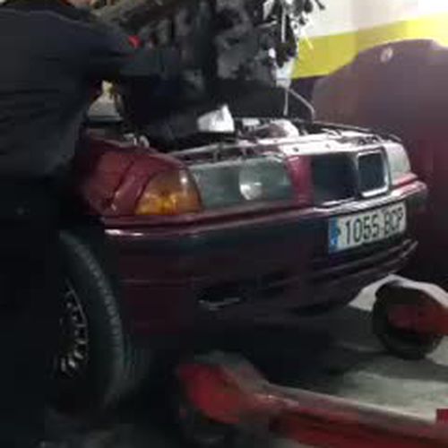 Completamos restauración de BMW 325i E-36 (motor) con un time lapse de la introducción del motor