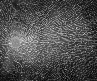 ¿Por qué permanecen unidos los cristales de una luna rota?
