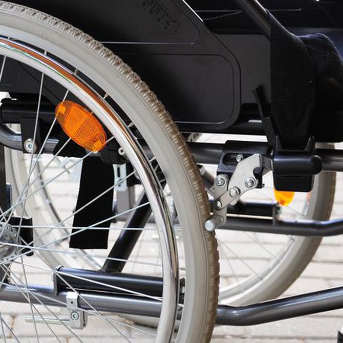 Cómo plegar una silla de ruedas