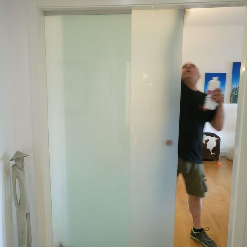 Puerta corredera y fijo en vidrio laminado translúcido:  de LMC Glass