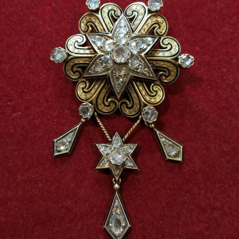 Broche Alfonsino en oro de 18k, esmalte y diamantes. S. XIX.: Catálogo de Antigua Joyeros