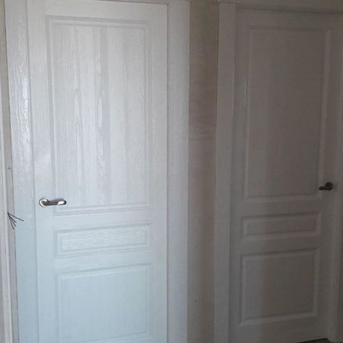 Puertas de paso plafonadas de madera maciza con la veta sacada, lacadas en blanco. una mezcla de estilos, moderno con rústico
