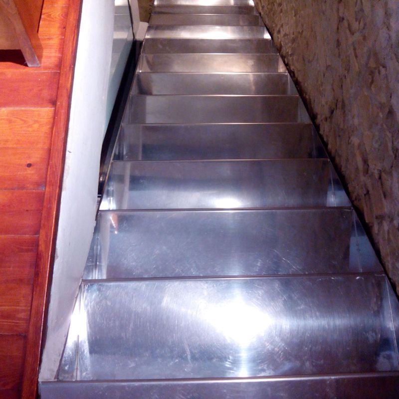 Escalera de escalón continuado acero inoxidable: Trabajos realizados de Global Metall Taller, SL