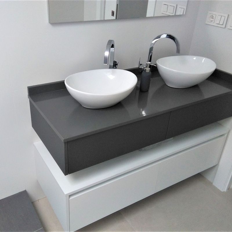 Mueble de baño suspendido gris y blanco
