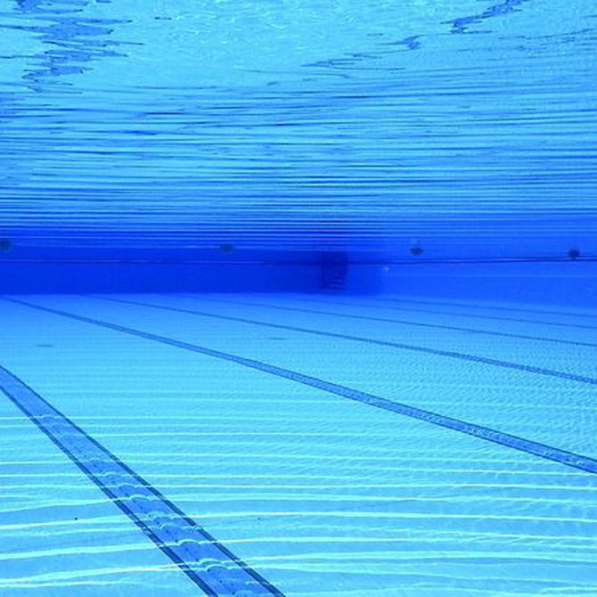 ¿Cuál es la función del cloro en las piscinas?