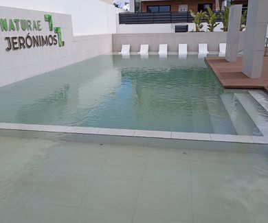 Limpieza de piscina con calima en Murcia