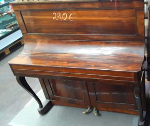 Bello piano antiguo 