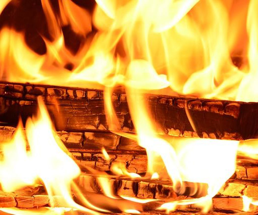 5 consejos para encender un fuego en tu chimenea de leña